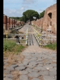 05872 ostia - regio iii - porta marina - blick ueber die decumanus maximus nach osten - 2016.jpg